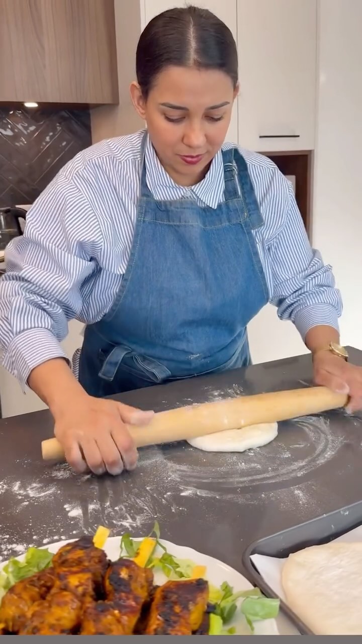 Brochettes de poulet juteuses et pain maison doré