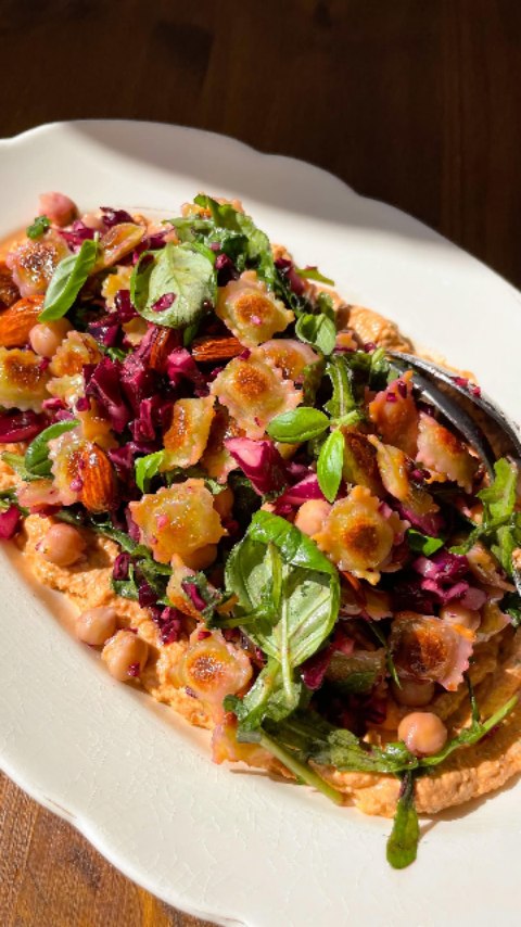 Salade de ravioles croustillantes avec sauce ricotta tomates séchées